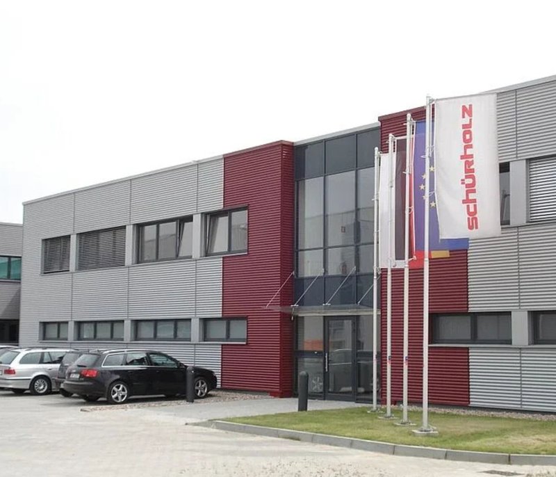 Bild: Frontansicht des neu gegründeten Werkes Środa Śląska aus dem Jahre 2008