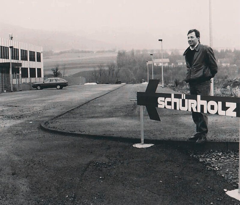 Bild: Hans-Otto Schürholz vor dem Verwaltungsgebäude des neu gebauten Werkes im Industriegebiet Köbbinghausen